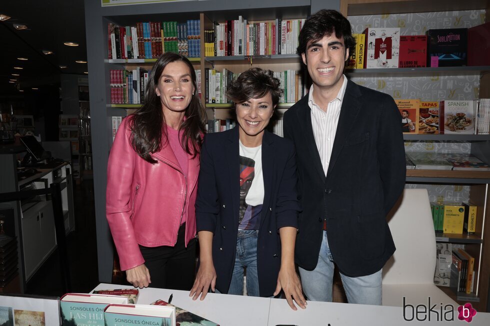 La Reina Letizia, Sonsoles Ónega y Alfonso Goizueta en la firma de las novelas ganadora y finalista del Premio Planeta 2023