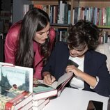 Sonsoles Ónega firmando su novela 'Las hijas de la criada' a la Reina Letizia
