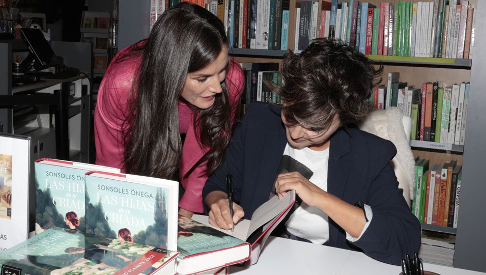 Sonsoles Ónega firmando su novela 'Las hijas de la criada' a la Reina Letizia
