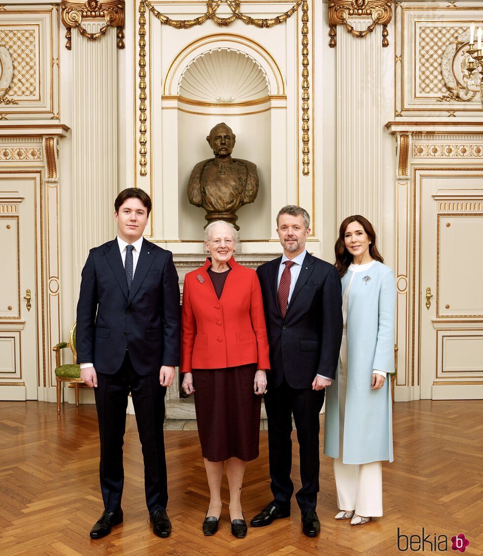 Christian de Dinamarca con Margarita de Dinamarca y Federico y Mary de Dinamarca en el Consejo de Estado por su mayoría de edad