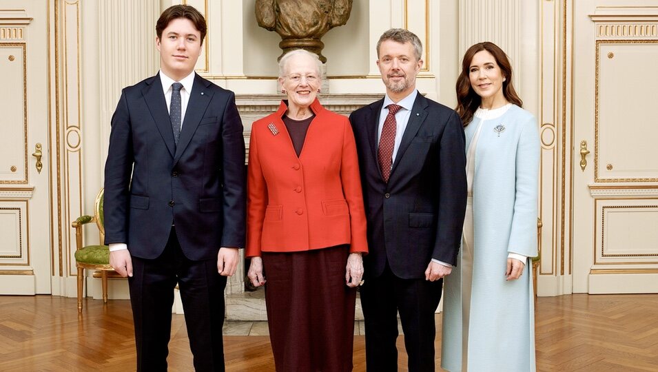 Christian de Dinamarca con Margarita de Dinamarca y Federico y Mary de Dinamarca en el Consejo de Estado por su mayoría de edad