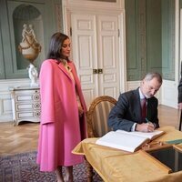 El Rey Felipe VI firmando en una ventana de Fredensborg en presencia de la Reina Letizia y Margarita de Dinamarca