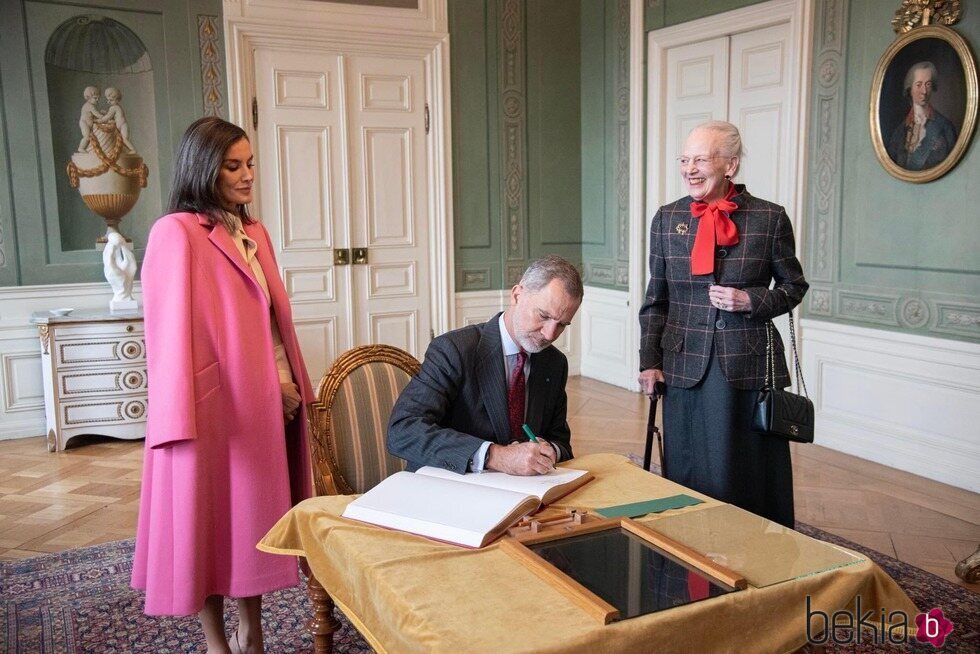 El Rey Felipe VI firmando en una ventana de Fredensborg en presencia de la Reina Letizia y Margarita de Dinamarca