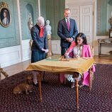 La Reina Letizia firmando en una ventana de Fredensborg en presencia del Rey Felipe VI y Margarita de Dinamarca