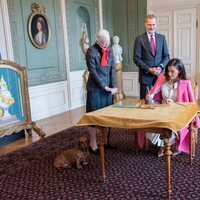 La Reina Letizia firmando en una ventana de Fredensborg en presencia del Rey Felipe VI y Margarita de Dinamarca