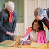 Los Reyes Felipe y Letizia firman una ventana del Palacio de Fredensborg en presencia de Margarita de Dinamarca