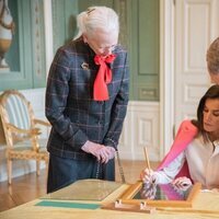 Los Reyes Felipe y Letizia firman una ventana del Palacio de Fredensborg en presencia de Margarita de Dinamarca