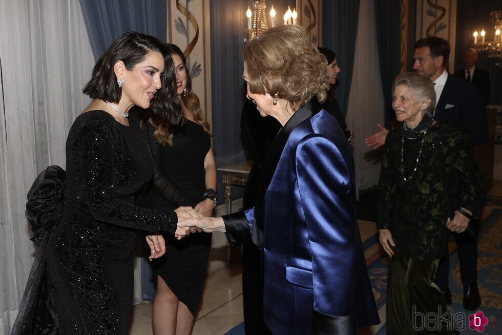 La Reina Sofía saluda a Ruth Lorenzo en el Premio BMW de Pintura y concierto a beneficio de Mundo en Armonía