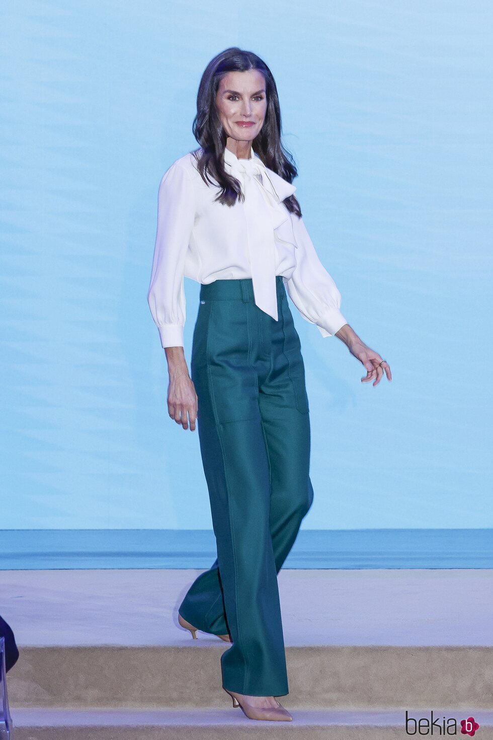 La Reina Letizia con una blusa blanca de Carolina Herrera y pantalones verdes de Hugo Boss