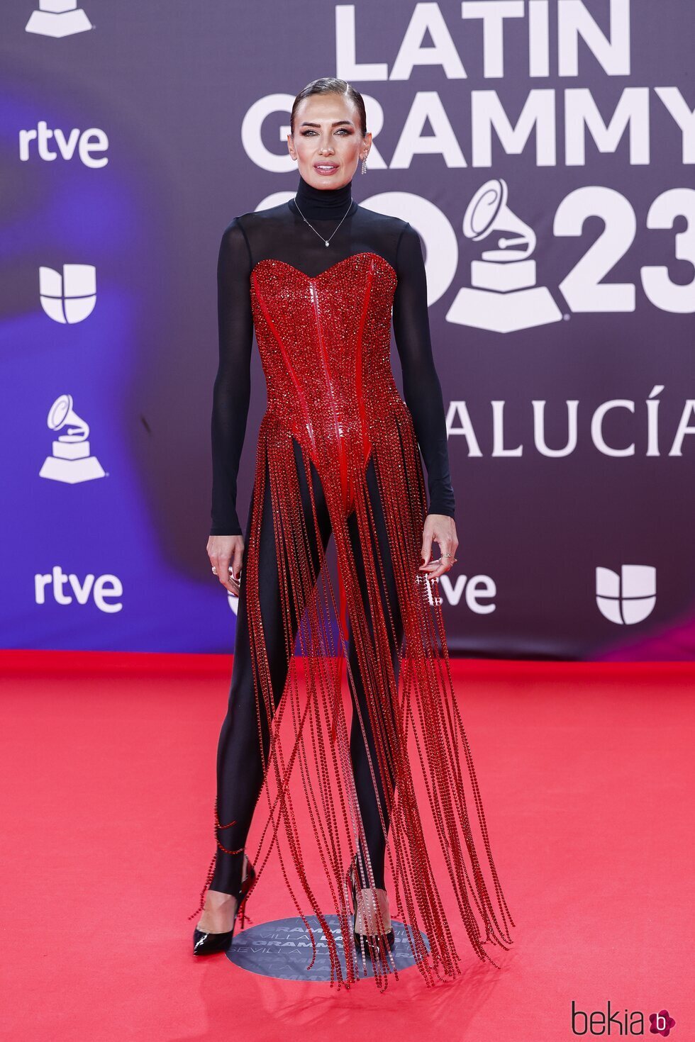 Nieves Álvarez en la alfombra roja de los Grammy Latinos 2023