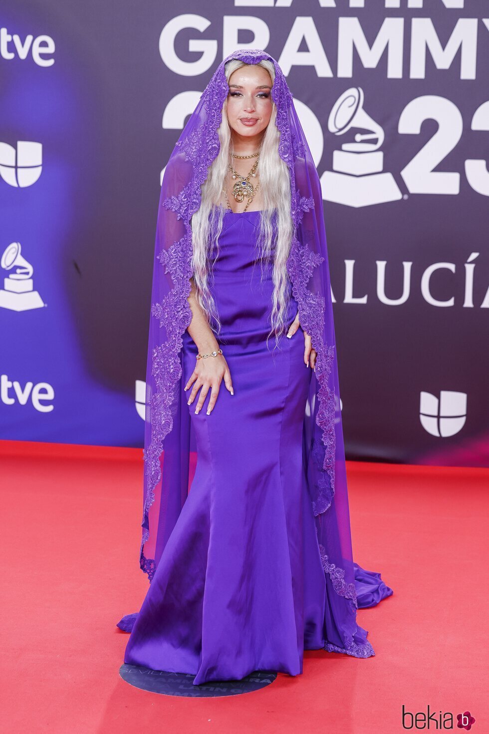 Lola Índigo en la alfombra roja de los Grammy Latinos 2023