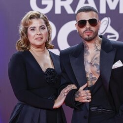 Rauw Alejandro y su madre en la alfombra roja de los Grammy Latinos 2023