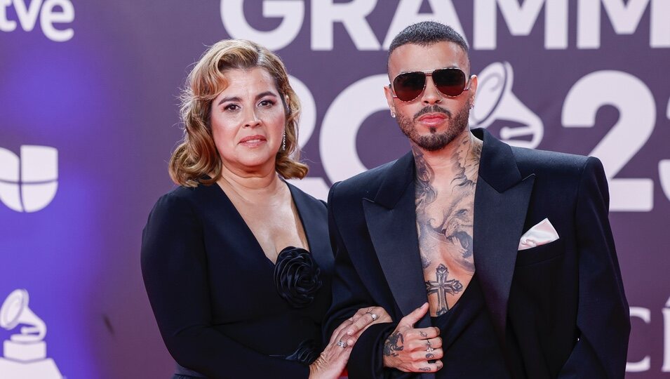 Rauw Alejandro y su madre en la alfombra roja de los Grammy Latinos 2023
