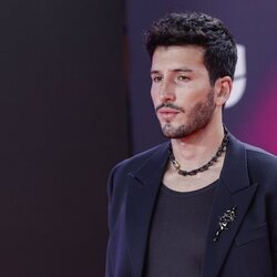 Sebastián Yatra en la alfombra roja de los Grammy Latinos 2023