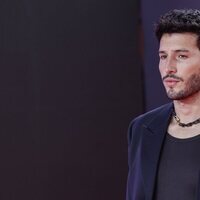 Sebastián Yatra en la alfombra roja de los Grammy Latinos 2023