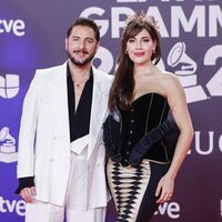 Manuel Carrasco y Almudena Navalón en la alfombra roja de los Grammy Latinos 2023