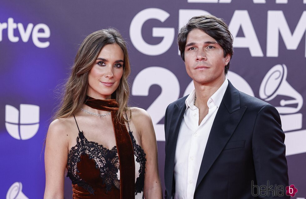 María Pombo y Pablo Castellano en la alfombra roja de los Grammy Latinos 2023