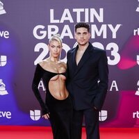 Jessica Goicoechea y Marc Bartra en la alfombra roja de los Grammy Latinos 2023