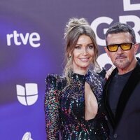 Antonio Banderas y Nicole Kimpel en la alfombra roja de los Grammy Latinos 2023