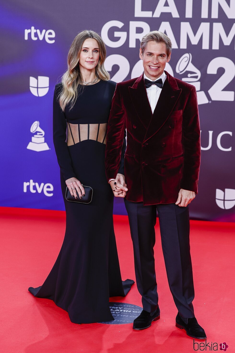 Carlos Baute y Astrid Klisans en la alfombra roja de los Grammy Latinos 2023