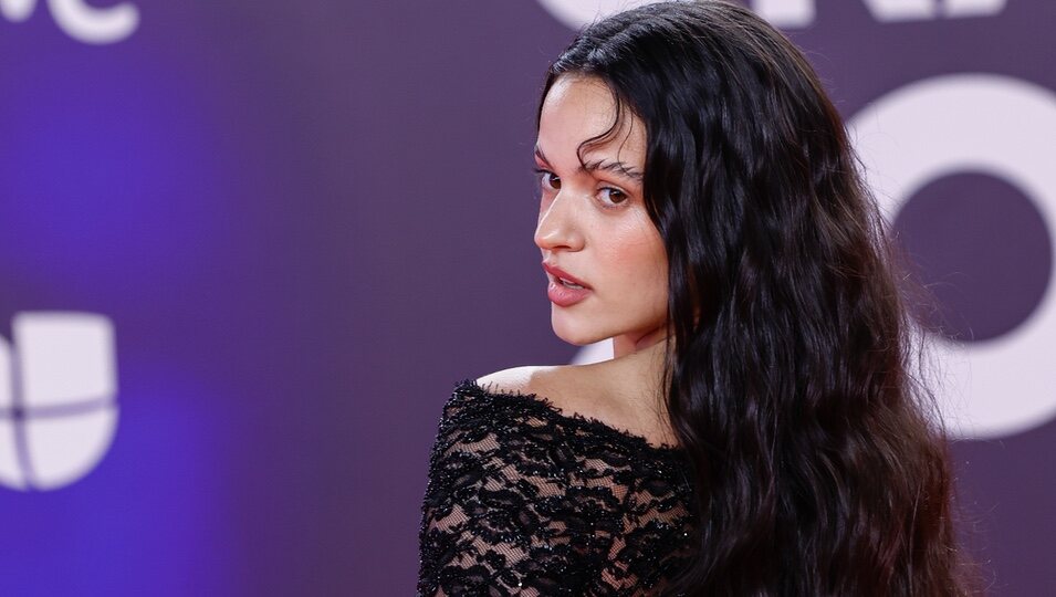 Rosalía en la alfombra roja de los Grammy Latinos 2023