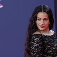 Rosalía, con una sonrisa en la alfombra roja de los Grammy Latinos 2023