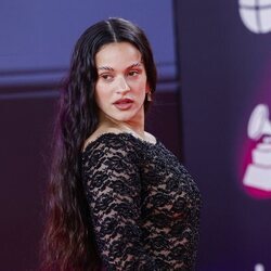 Rosalía posando en la alfombra roja de los Grammy Latinos 2023