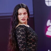 Rosalía posando en la alfombra roja de los Grammy Latinos 2023