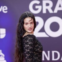 Rosalía posa en la alfombra roja de los Grammy Latinos 2023