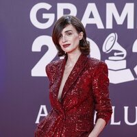 Paz Vega en la alfombra roja de los Grammy Latinos 2023