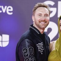 David Guetta y Jessica Ledon en la alfombra roja de los Grammy Latinos 2023
