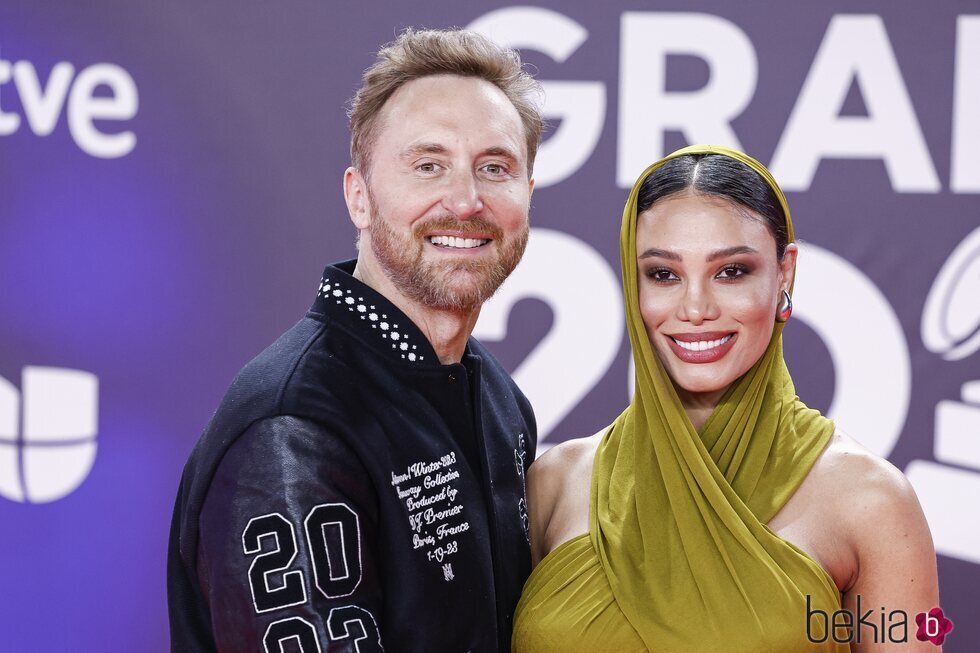 David Guetta y Jessica Ledon en la alfombra roja de los Grammy Latinos 2023