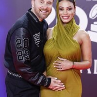 David Guetta junto a Jessica Ledon presumiendo de su próxima paternidad en la alfombra roja de los Grammy Latinos 2023