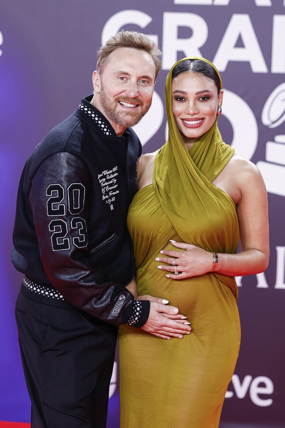 David Guetta junto a Jessica Ledon presumiendo de su próxima paternidad en la alfombra roja de los Grammy Latinos 2023