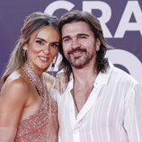 Juanes y Karen Martínez en la alfombra roja de los Grammy Latinos 2023
