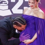 Maluma besando la barriguita de embarazada de su novia en la alfombra roja de los Grammy Latinos 2023