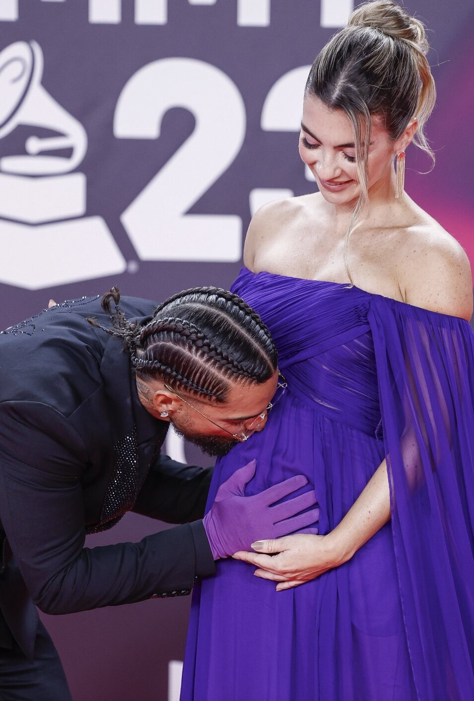Maluma besando la barriguita de embarazada de su novia en la alfombra roja de los Grammy Latinos 2023