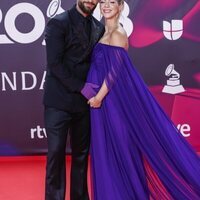 Maluma y Susana Gómez, felices en la alfombra roja de los Grammy Latinos 2023