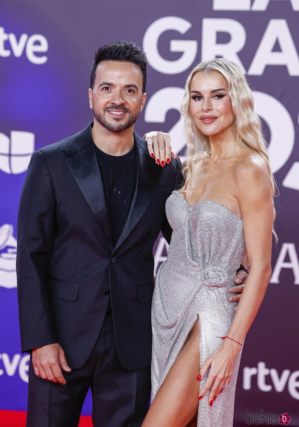 Luis Fonsi y Águeda López en la alfombra roja de los Grammy Latinos 2023