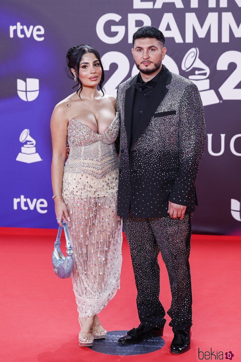 Omar Montes y Lola Romero en la alfombra roja de los Grammy Latinos 2023