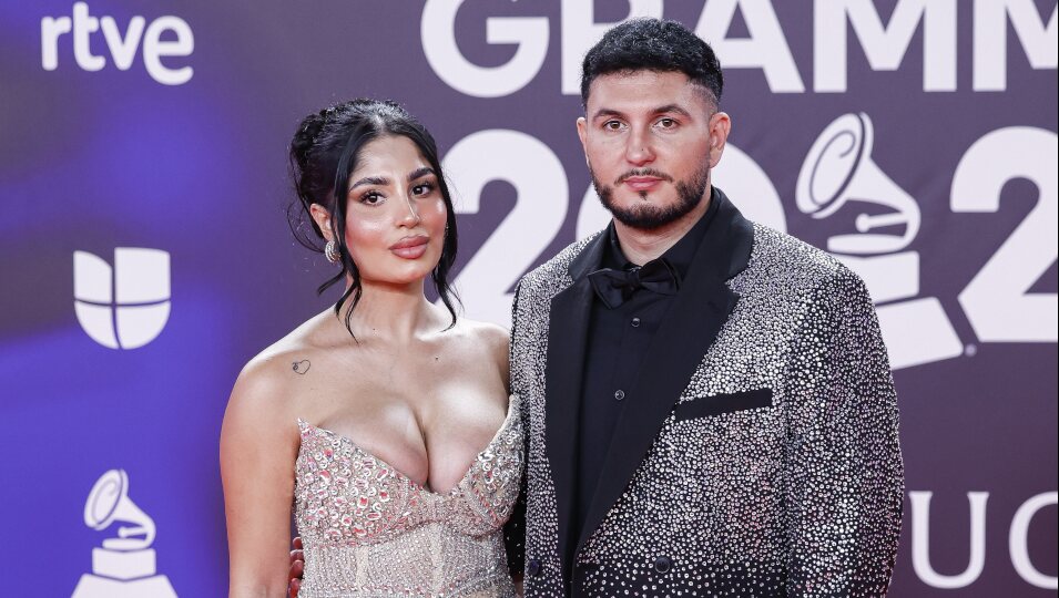 Omar Montes y Lola Romero en la alfombra roja de los Grammy Latinos 2023