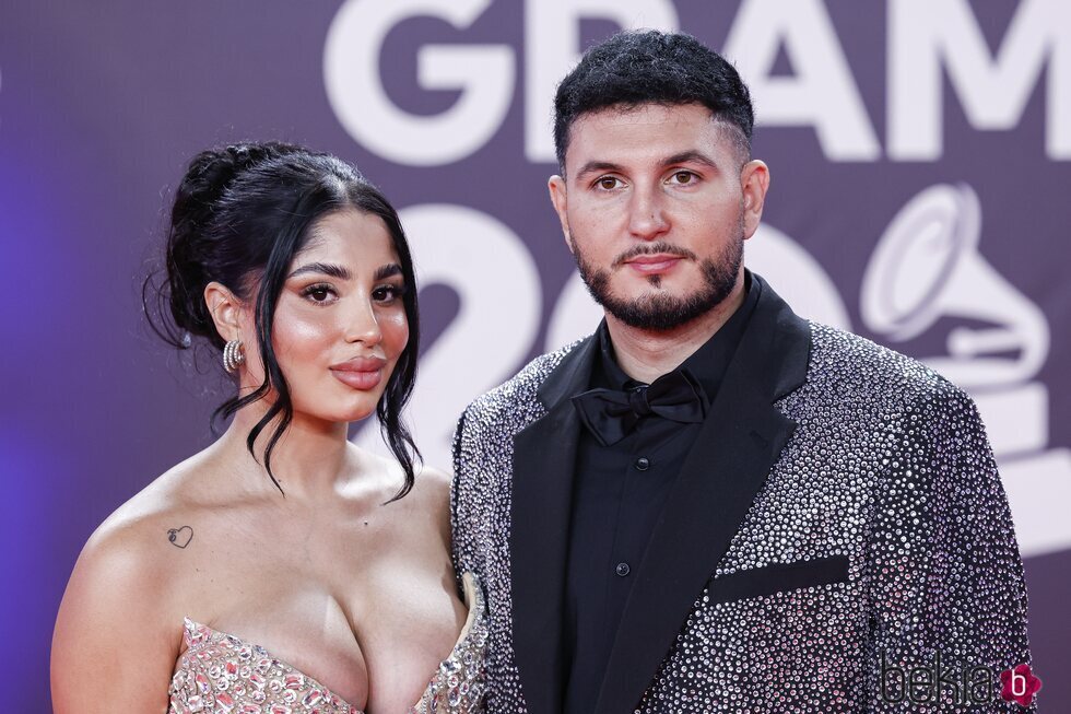 Omar Montes y su novia Lola Romero en la alfombra roja de los Grammy Latinos 2023
