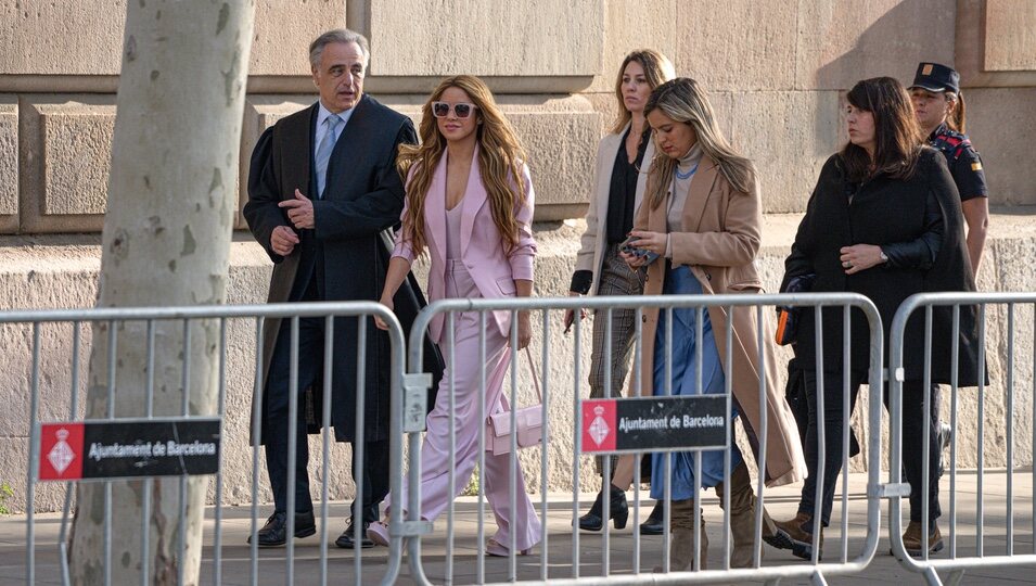 Shakira junto a sus abogados llegando a su juicio con Hacienda