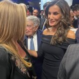 Belén Esteban charlando con la Reina Letizia en el aniversario de La Razón