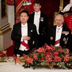 Kate Middleton, el Presidente de la República de Corea Yoon Suk Yeol y el Rey Carlos III en Buckingham