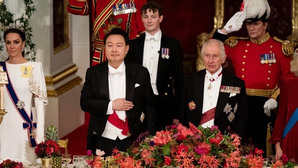 Kate Middleton, el Presidente de la República de Corea Yoon Suk Yeol y el Rey Carlos III en Buckingham