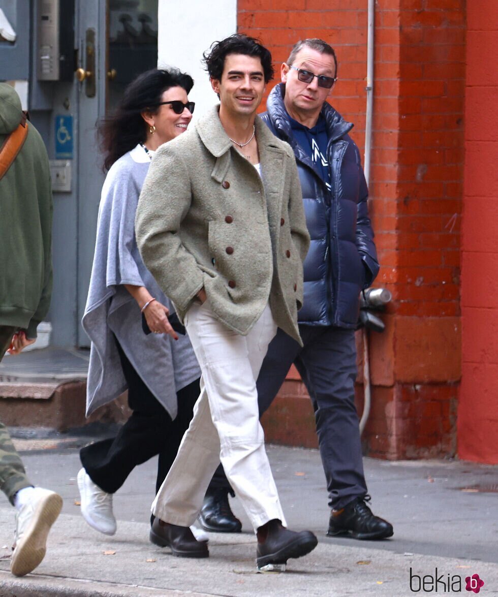 Joe Jonas, de paseo con sus padres