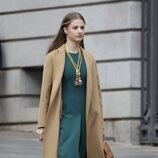 La Princesa Leonor con vestido verde, altos tacones y abrigo y bolso de la Reina Letizia en la apertura de la XV Legislatura