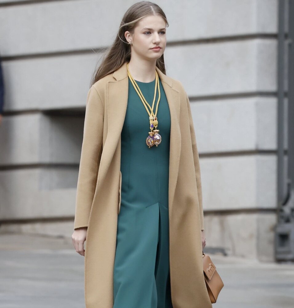 La Princesa Leonor con vestido verde, altos tacones y abrigo y bolso de la Reina Letizia en la apertura de la XV Legislatura