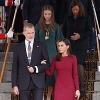 Los Reyes Felipe y Letizia cogidos del brazo y seguidos de la Princesa Leonor en la Apertura de la XV Legislatura